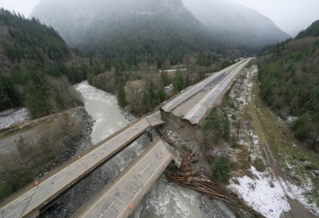 Mohutné záplavy v Kanadě, nejhorší za posledních pět set let, zničily silnice, dálnice i mosty. Na snímku zbořená dálnice Coquihalla blízko města Hope v Britské Kolumbii. Foto: Jonathan Hayward, The Canadian Press, ČTK