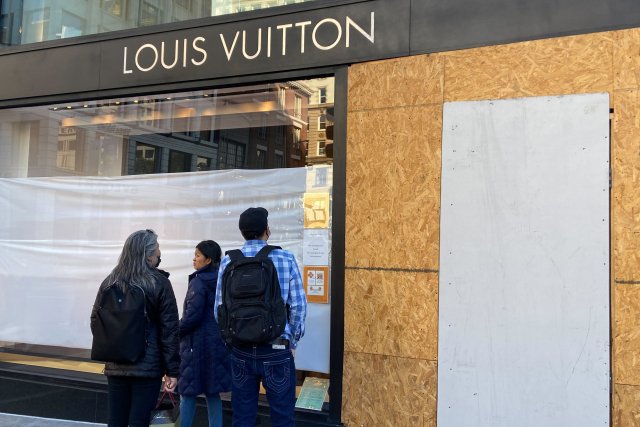 Obchod luxusní značky Louis Vuitton na náměstí Union v San Francisku, z něhož parta zlodějů ukradla zboží za miliony korun, se opevnil proti dalším útokům překližkovými deskami. Lupiči jeho obchody přepadávají i v dalších městech USA. Foto: Danielle Echeverria, San Francisco Chronicle, AP/ČTK