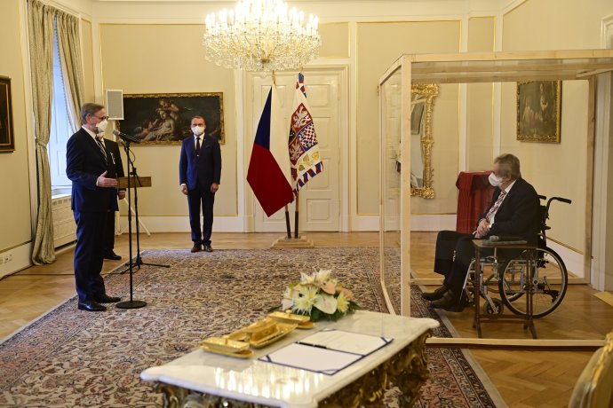 Prezident jmenoval Fialu premiérem z kolečkového křesla umístěného v plexisklovém „skleníku“. Foto: ČTK