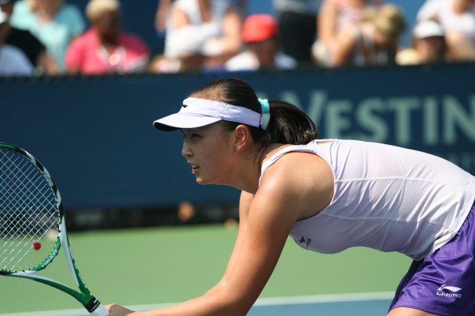 Čínská tenisová hvězda Pcheng Šuaj při zápasu na US Open v roce 2010. Foto: Robbie Mendelson, Wikimedia CC BY-SA 2.0