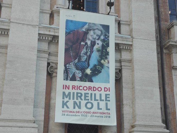 Plakát „Na památku Mireille Knollové, oběti nenávisti k Židům“, vyvěšený v roce 2018 v Římě. Foto: Jove, Wikimedia Commons, public domain