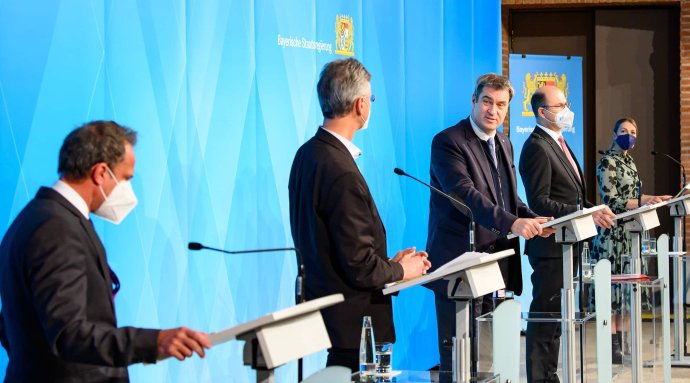 Premiér Söder s ministry oznamují nová protiepidemická opatření v Bavorsku. Foto: Joerg Koch, úřad bavorského premiéra, bayern.de