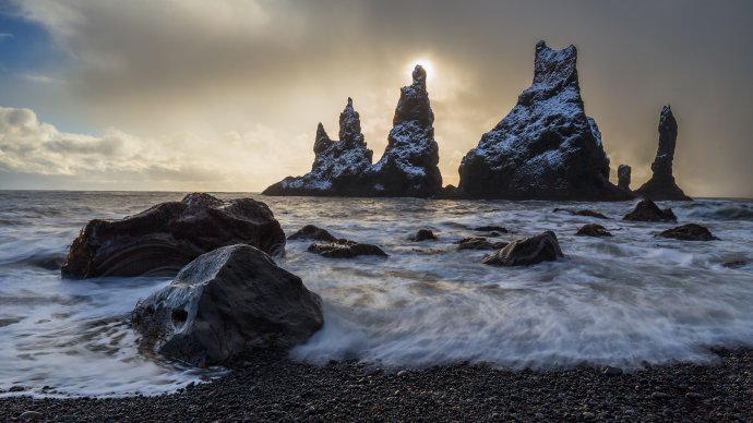 Turisty ze světa vyhledávaná islandská pláž Reynisfjara. Foto: Aruizhu, Adobe Stock