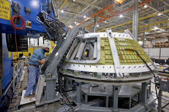 Svařování panelů kosmické lodi Artemis III Orion v továrně společnosti Lockeed Martin. Foto: NASA