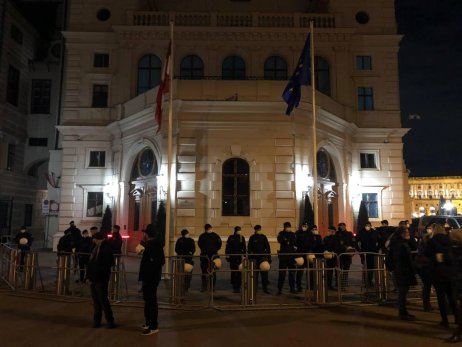 Policie střeží budovu Spolkového kancléřství ve Vídni. Foto: Tomáš Linhart, Deník N