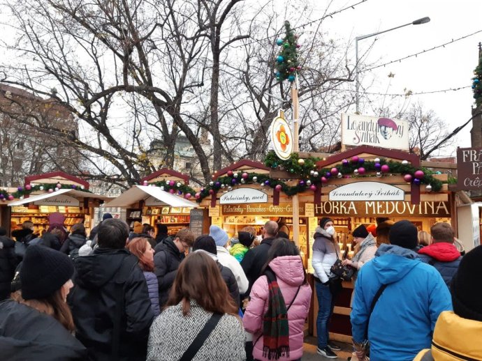 Trh na náměstí Míru v Praze byl v pátek odpoledne zaplněný. Od 18.00 platí zákaz vánočních a adventních trhů. Foto: Iva Bezděková, Deník N