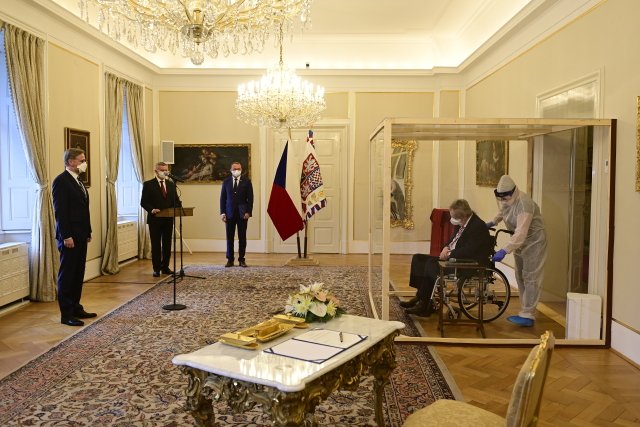 Prezident Miloš Zeman jmenoval 28. listopadu 2021 na zámku v Lánech Petra Fialu (ODS) do funkce předsedy vlády. Foto: ČTK