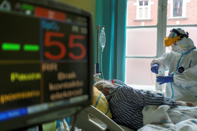 Zdravotník s pacientem trpícím covidem v městské nemocnici v polské Gliwici. Foto: Grzegorz Celejewski, Agencja Wyborcza via Reuters