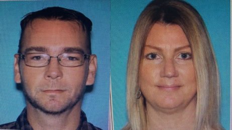 Tyto snímky rodičů obviněného střelce Jamese a Jennifer Crumbleyových pocházejí z jejich řidičských průkazů. Oba na nich vypadají mladší, než ve skutečnosti jsou. Jejich patnáctiletý syn je obviněný z nejtragičtější školní střelby v USA roku 2021. Foto: Reuters
