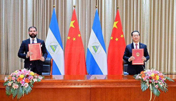 Slavnostní obnovení diplomatických vztahů mezi Nikaraguou a Čínskou lidovou republikou v pátek 10. prosince 2021 v čínském Tchien-ťinu. Vlevo nikaragujský vyslanec Laureano Ortega, vpravo náměstek čínského ministra zahraničí Ma Čao-sü. Foto: Jüe Jüe-wej, Sin-chua via Reuters