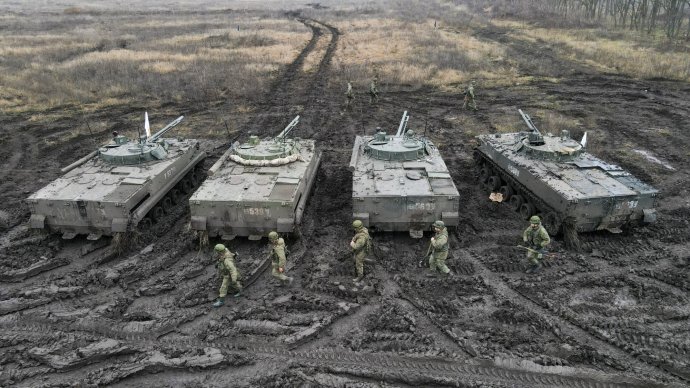 Rusko už řadu týdnů hromadí vojenské jednotky u ukrajinských hranic a organizuje cvičení. Během několika dnů se musí rozhodnout, zda je pošle do opravdového boje nebo zpátky na domovské základny. Foto: Sergej Pivovarov, Reuters