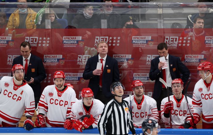 Ruský hokejový tým loni v prosinci navlékl historické dresy Sovětského svazu, čímž podpořil názor Vladimira Putina, že SSSR je historickým označením pro Rusko. Na nadcházejícím šampionátu si ale Rusové ani Bělorusové nezahrají ani ve vlastních dresech. Foto: Reuters, Alexander Fedorov