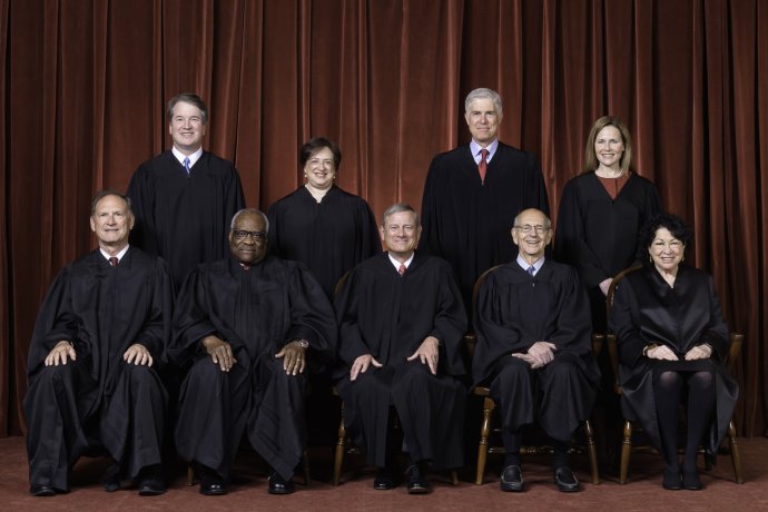 Devítka členů a členek Nejvyššího soudu USA na snímku z roku 2021. Clarence Thomas sedí ve spodní řadě druhý zleva. Foto: Fred Schilling, SCOTUS