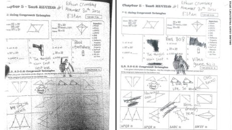 Když učitelka našla kresbu vlevo u Ethana Crumbleyho, uvědomila vedení školy a zavolala rodiče na schůzku. Hoch pak obrázky zkusil skrýt (vpravo). Foto: OakGov.com