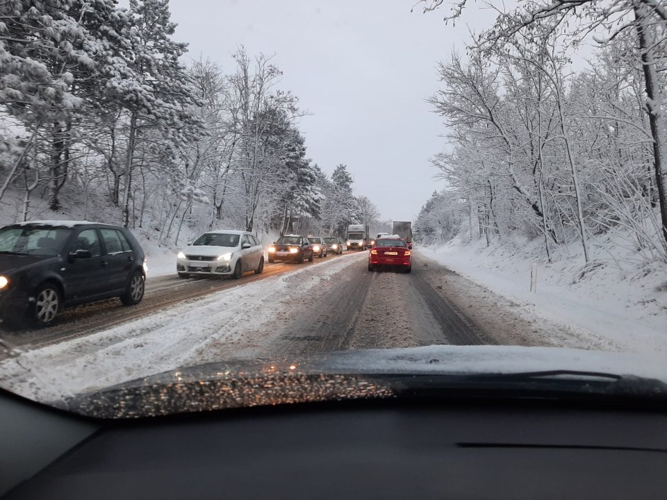 Ranní sněžení na jihu Moravy komplikuje dopravu. Foto: Policie ČR