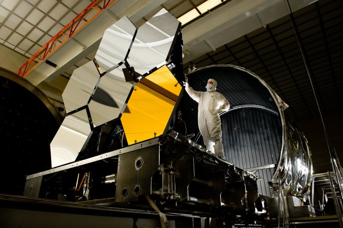 Šest z osmnácti segmentů zrcadla Webbova teleskopu. Foto: NASA / MSFC / David Higginbotham