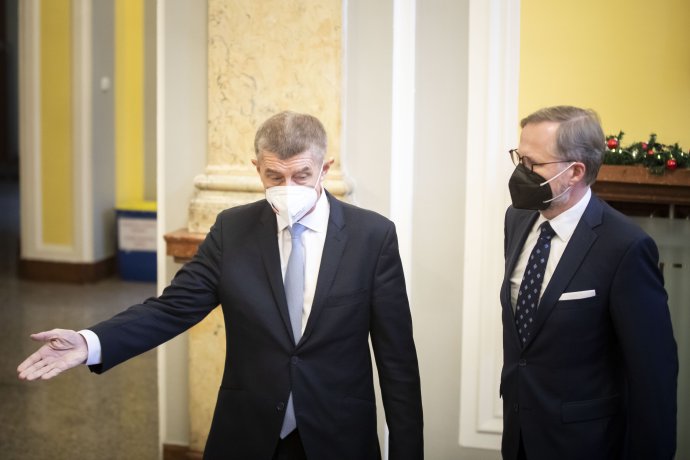 Končící premiér Andrej Babiš vítá na Úřadu vlády České republiky svého nástupce. Foto: Gabriel Kuchta, Deník N
