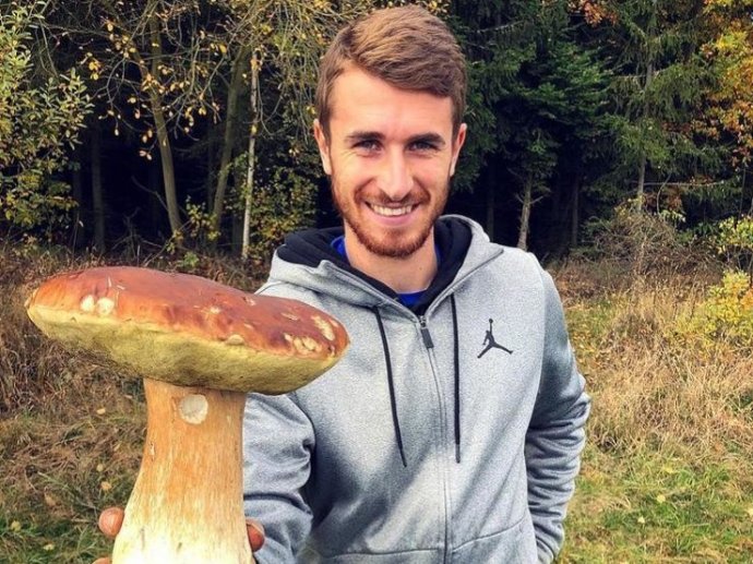 Fotbalový útočník Dominik Mašek s jedním z výstavních úlovků. Foto: Instagram.com/czech_mushrooms
