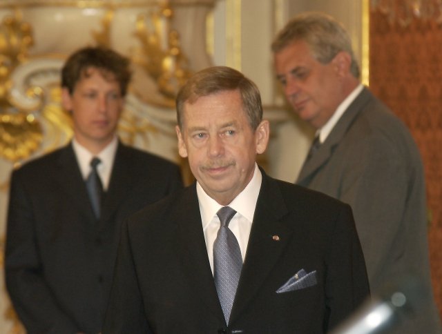 Václav Havel na archivním snímku z roku 2002. Vpravo za ním Miloš Zeman, vlevo dnes již zesnulý Stanislav Gross. Foto: ČTK