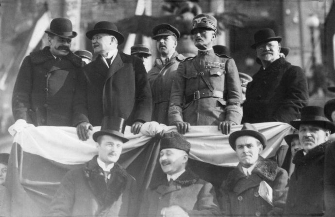 Vávro Šrobár (druhý zleva) na slavnostní tribuně před bratislavským divadlem v únoru 1919. Foto: ČTK