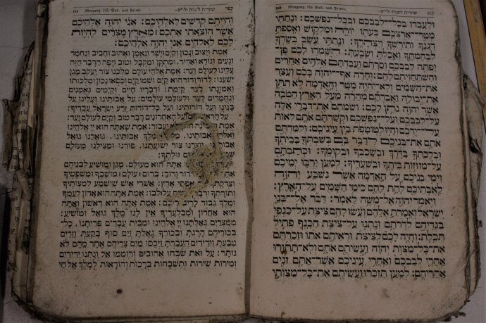 Častým nálezem z půd synagog jsou náboženské texty. Foto: Židovské muzeum v Praze