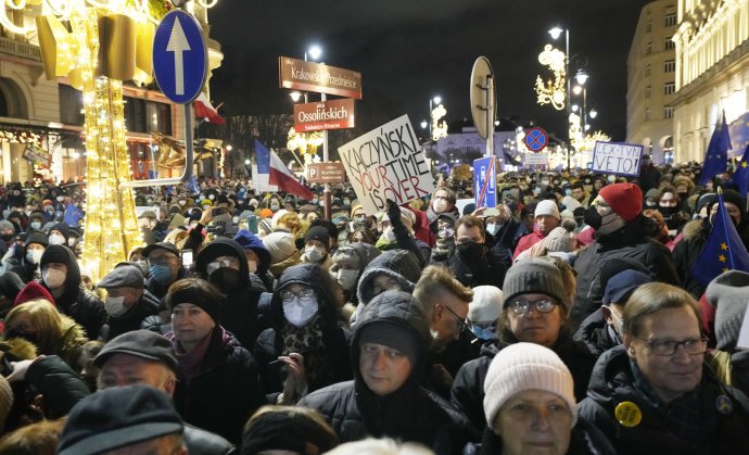 V neděli se v desítkách polských měst konaly demonstrace proti novému zákonu a na podporu nezávislosti médií. Ve Varšavě se ulicemi vinul lidský had dlouhý stovky metrů. Foto: ČTK / AP, Czarek Sokolowski