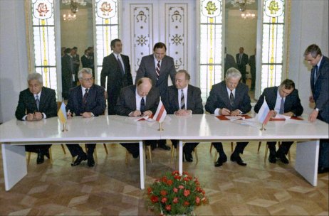 Zleva: Premiér Ukrajiny Fokin, prezident Ukrajiny Kravčuk, předseda Nеjvyššího sovětu Běloruska Šuškjevič а běloruský premiér Kebič, vedle něj ruský prezident Jelcin a ruský státní tajemník a místopředseda vlády Burbulis podepisují právě v Bělověžském pralese historický dokument stvrzující rozpad SSSR. Foto: Jurij Ivanov, CC-BY-SA 3.0