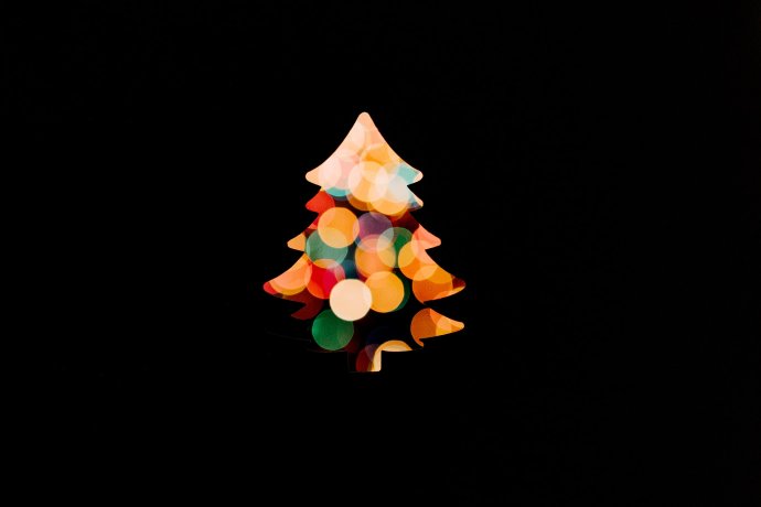 „I když bychom si to přáli, mezi šťastné, veselé a Vánoce neleží rovnítko.“ Foto: Unsplash / Kelly Sikkema