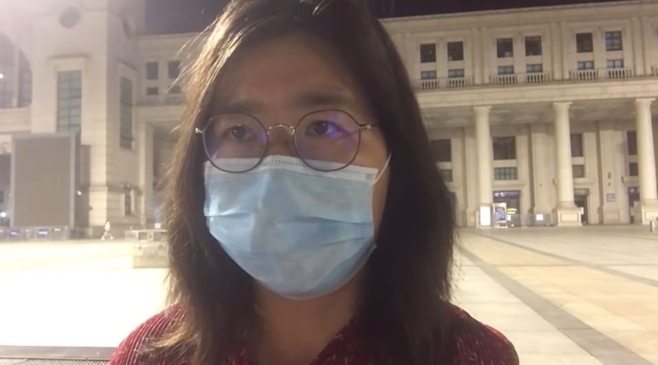 Právnička a občanská novinářka Čang Čan loni ve Wu-chanu dokumentovala covidovou epidemii a manipulace s informacemi. Byla zadržena, mučena a pak odsouzena ke čtyřem letům vězení. V souvislosti s reportováním o covidu bylo v Číně zbaveno svobody bezmála 50 novinářů. Foto: 张展, YouTube