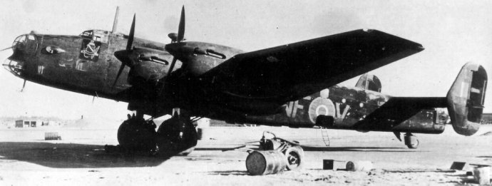 Čtyřmotorový letoun Halifax, který vysadil desanty Anthropoid, Silver A a Silver B. Foto: Vojenský historický ústav