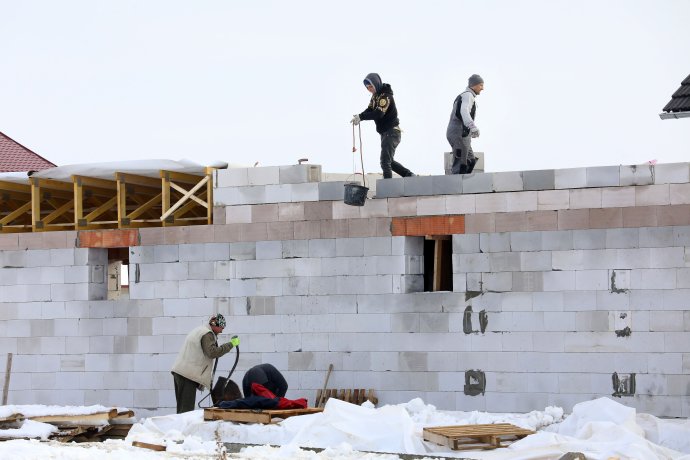 Na opravu domů poničených tornádem mnohdy nestačí ani finanční pomoc ze všech stran. Foto: Ludvík Hradilek, Deník N