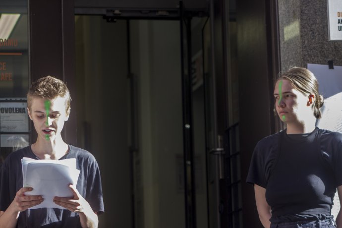 Studentky DAMU Marie-Luisa Purkrábková (vlevo) a Alexandra Chernomashyntseva čtou zpovědi studentů před budovou fakulty. Foto: Ne!musíš to vydržet
