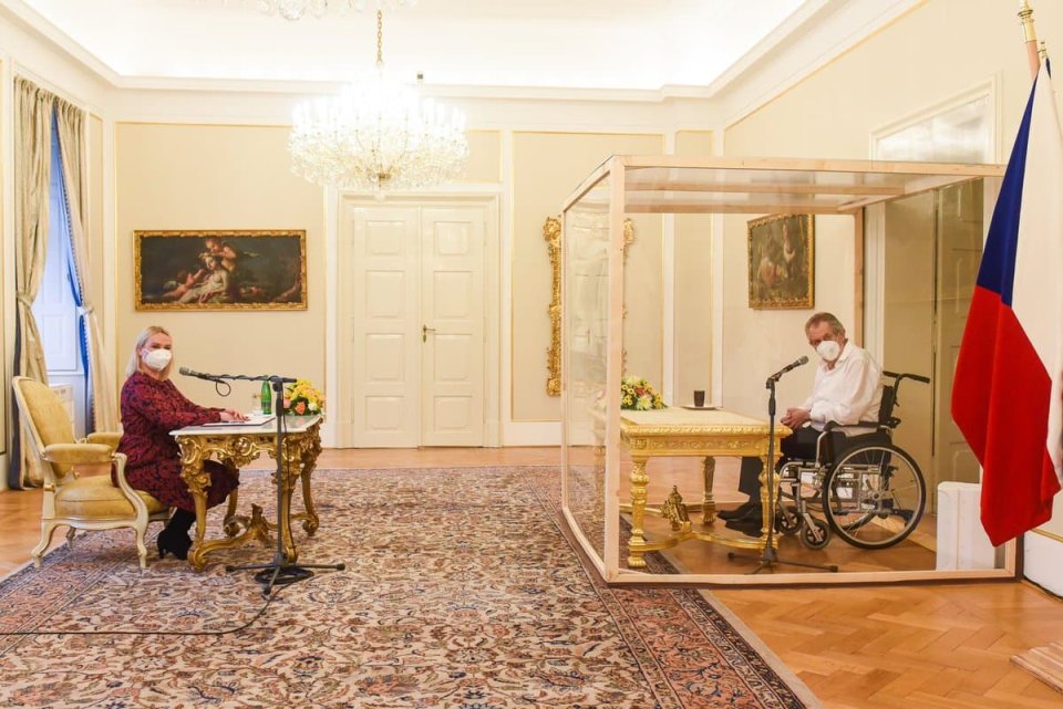 Prezident Zeman přijal kandidátku na ministryni Janu Černochovou. Foto: Twitter Jiřího Ovčáčka