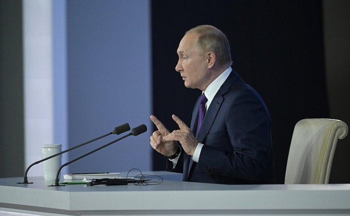 Ruský prezident Putin tradičně se svým termohrnkem na velké tiskové konferenci v Moskvě mj. obvinil Německo z obchodování s ruským plynem a USA z přibližování se k ruským hranicím. Zdroj: kremlin.ru