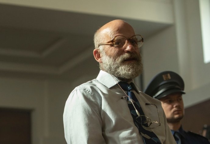 Vraha Roubala hraje vizuálně věrný Hynek Čermák. Foto: Voyo