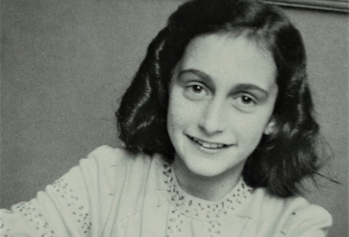 Anne Franková na školní fotografii v roce 1941. Zdroj: Wikimedia Commons, CC BY 2.0