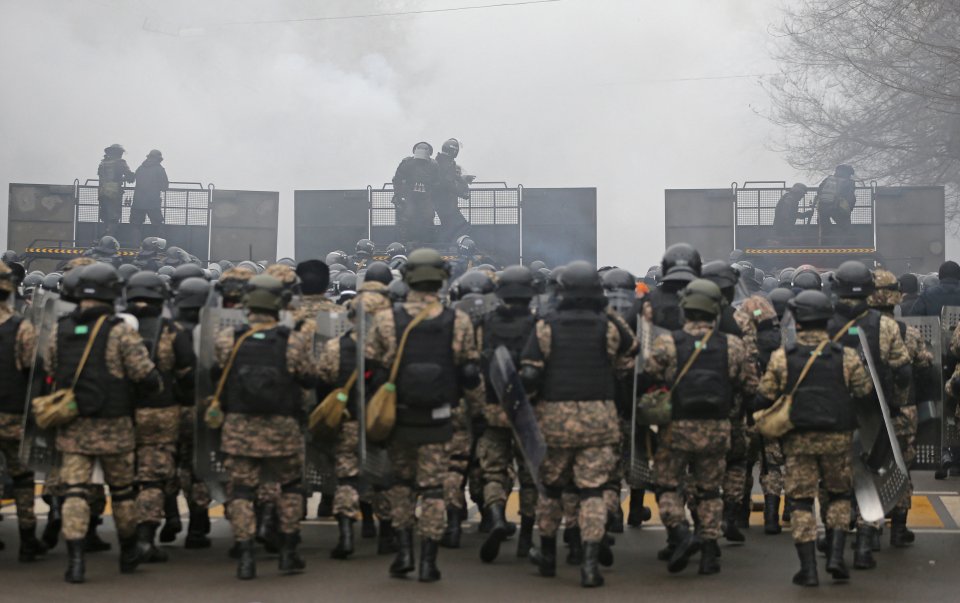 Kazašské bezpečnostní síly během protivládních protestů v Almaty 5. ledna 2022. Foto: Pavel Michejev, Reuters