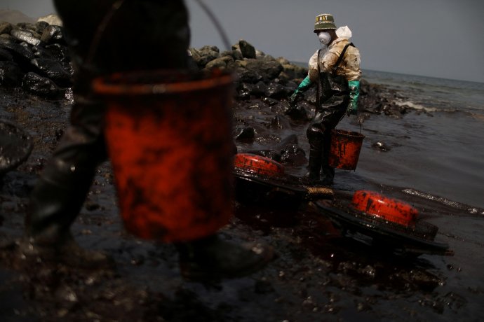 Dělníci čistí peruánské pobřeží po ropné havárii způsobené nejspíš cunami po erupci tisíce kilometrů vzdálené sopky na souostroví Tonga. Foto: Pilar Olivares, TPX / Reuters