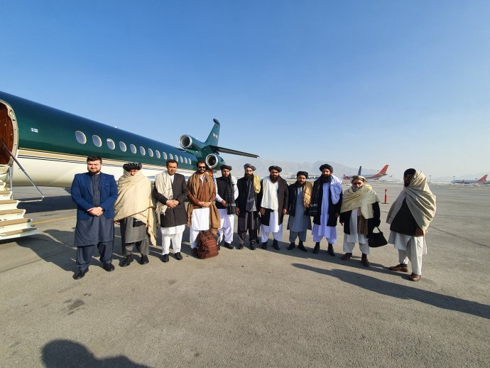 Před odletem zpět do Kábulu: tálibánská delegace v Oslu před soukromým letadlem, kterým je nechala přepravit norská vláda. Pátý zprava tálibánský ministr zahraničí Amír Chán Muttakí, šestý zprava Anás Hakkání. Foto: Eyepress/Reuters