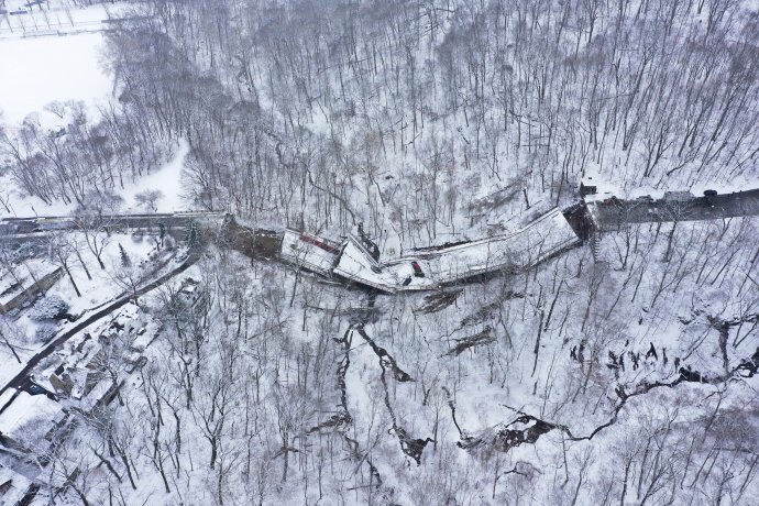 „Kdyby most spadl během ranní dopravní špičky, do strže pod mostem by spadlo několik stovek aut,“ prohlásil jeden z městských radních pensylvánského Pittsburghu, kde se zřítil most Fern Hollow, televizi CNN. Foto: Reuters, vyfoceno dronem
