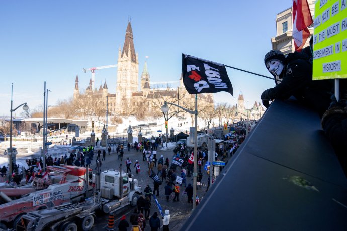 Kanadské víkendové protesty odpůrců koronavirových opatření a zejména neočkovaných řidičů kamionů jezdících přes hranice států, u kterých je nově vyžadována karanténa. Ottawa, 29. ledna 2022. Foto: Michael Chisholm, Reuters