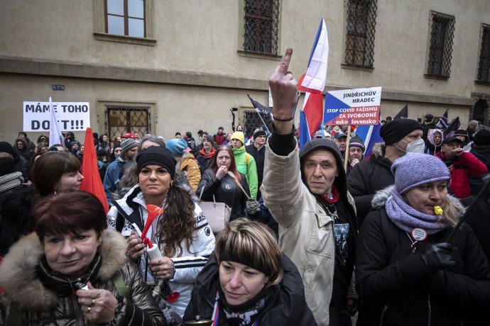 Demonstrace spolku Chcípl Pes před Sněmovnou. Foto: Gabriel Kuchta, Deník N