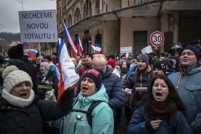 Demonstrace proti pandemickému zákonu při jeho schvalování ve Sněmovně. Foto: Gabriel Kuchta, Deník N