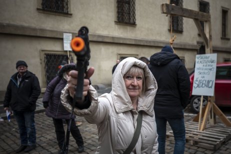 „Já se za to nestydím,“ říká žena, která namířila maketu zbraně na reportéry Deníku N. Foto: Gabriel Kuchta, Deník N