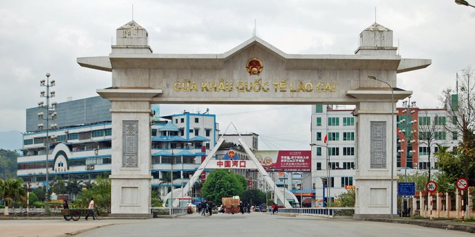 Hraniční přechod mezi Vietnamem a Čínou. Na vietnamské straně leží město Lao Cai, na čínské město Che-kchou. Foto: Chrisvomberg, Wikimedia Commons CC BY-SA 3.0