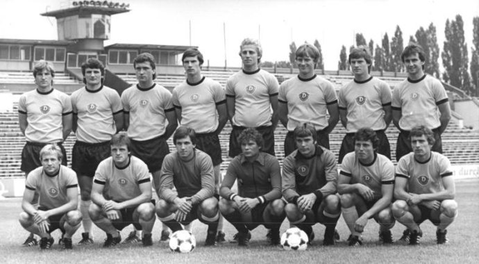 Tým SG Dynamo Drážďany před ligovou sezonou 1980–1981. Kapitán týmu Hans-Jürgen Dörner stojí první zleva. Foto: Bundesarchiv Bild 183-W0916-305, Ulrich Hässler, CC-BY-SA 3.0