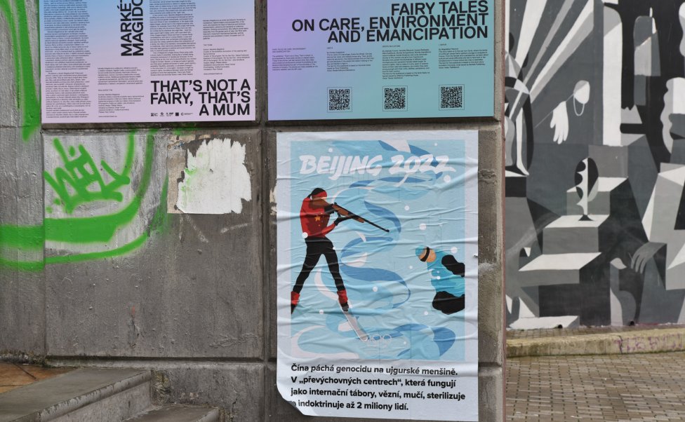 „Byli bychom rádi, kdyby plakáty vzbudily veřejnou diskusi. Ale i kdyby ji nevzbudily, je to důležité memento,“ říká sinolog Valtr. Na snímku jeden z plakátů u pražské stanice metra Vltavská. Foto: Jindřich Nosek