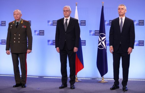 Jednání mezi náměstkem ruského ministra obrany Alexandrem Fominem (vlevo), náměstkem ruského ministra zahraničí Alexandrem Gruškem (uprostřed) a generálním tajemníkem NATO Jensem Stoltenbergem (vpravo). Foto: ČTK