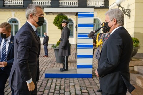 Gen. taj. NATO Jens Stoltenberg a finský prezident Sauli Niinistö v Helskinkách v říjnu 2021. Foto: NATO