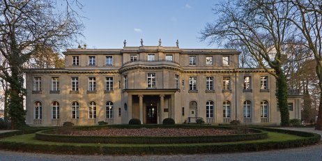 Zámeček ve Wannsee, místo konání nechvalně proslulé „konference“ o konečném řešení židovské otázky. Foto: A. Savin, WikiCommons
